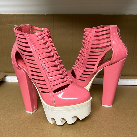 ‼️Damaged‼️ FRH Platform Lug Heels - Size 6.5